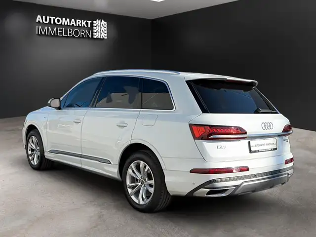 Audi Q7 view 6
