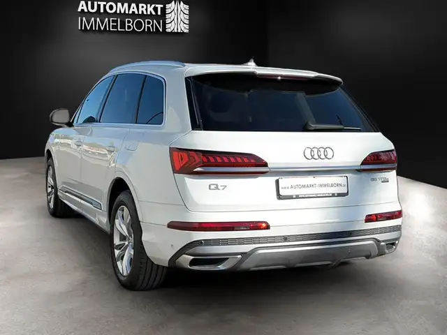 Audi Q7 view 5