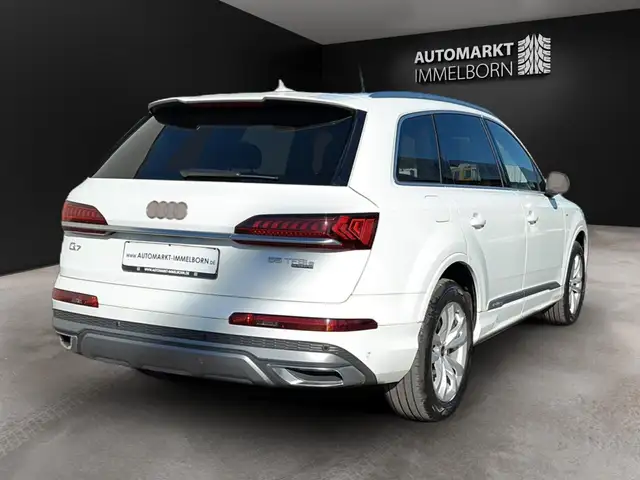 Audi Q7 view 7