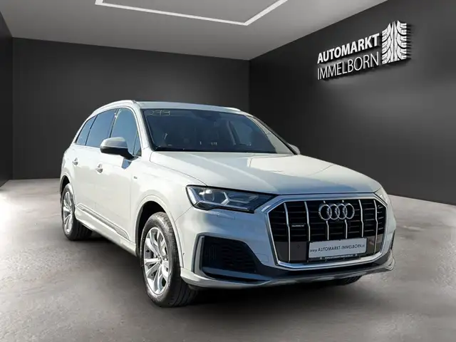 Audi Q7 view 2