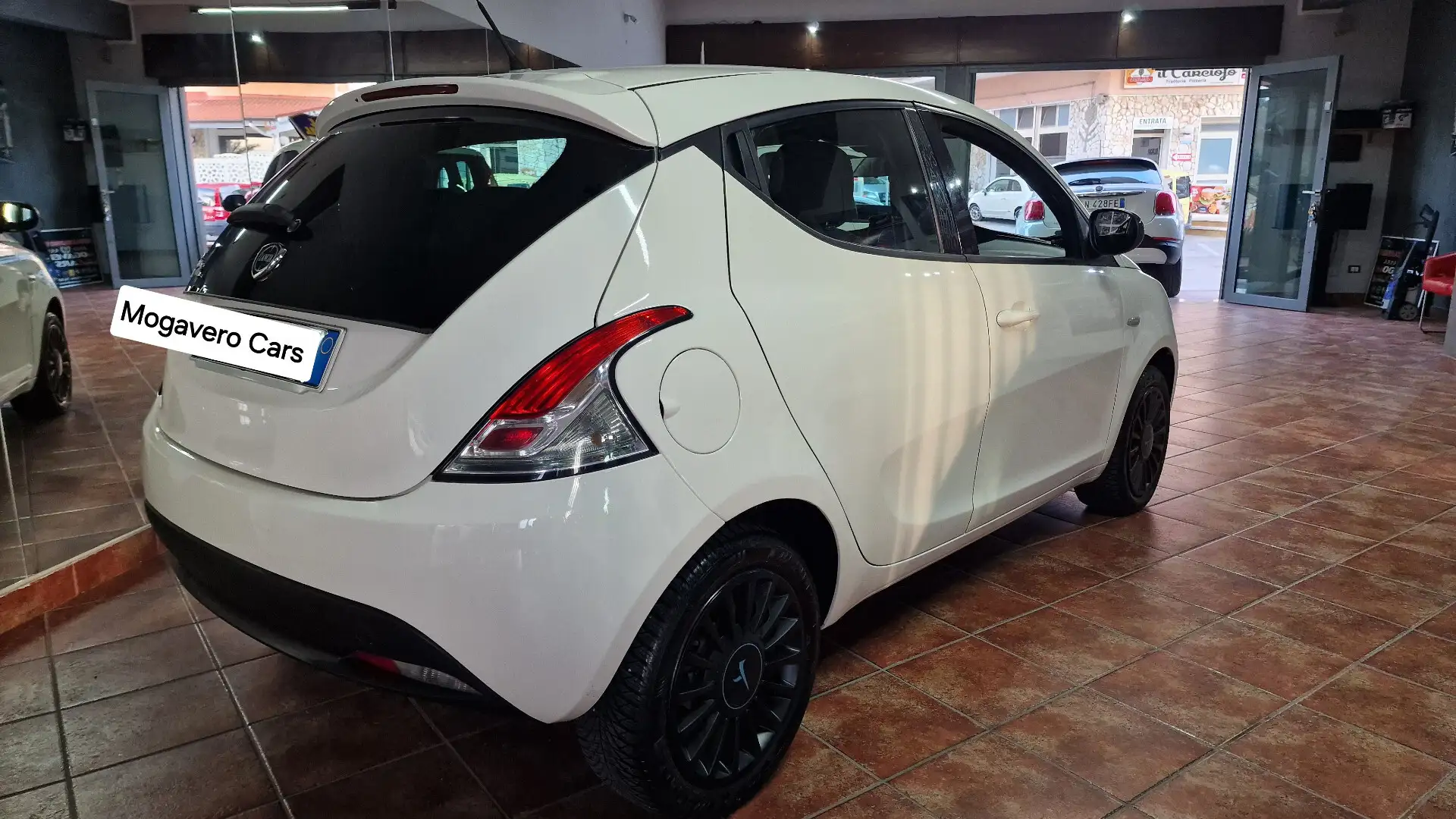 Lancia Ypsilon 1.2 69 CV 5 porte Gold Bianco - 2