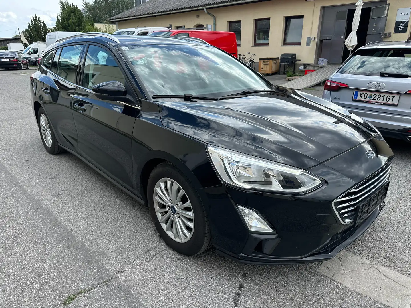 Ford Focus Traveller 2,0 EcoBlue SCR Titanium Business Aut. Schwarz - 1