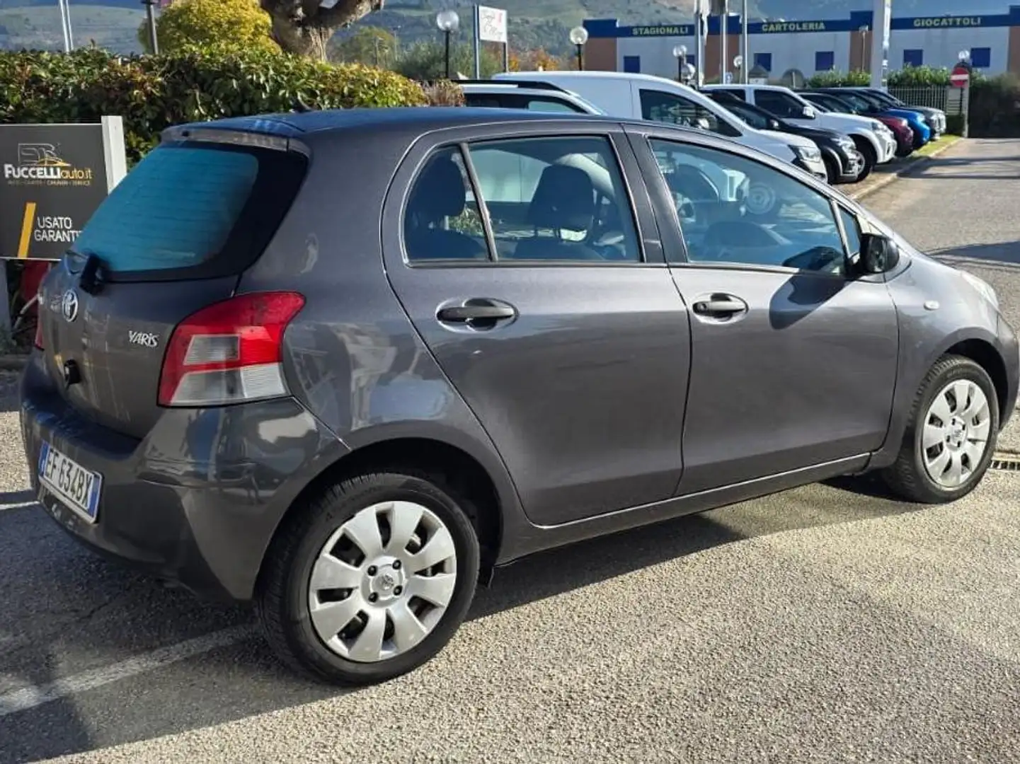 Toyota Yaris 1.0 Now Gris - 2