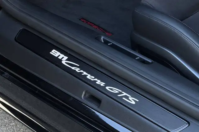 Porsche 911 view 14