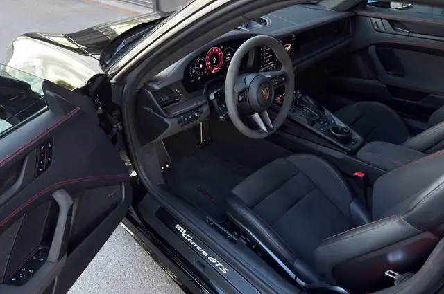 Porsche 911 view 8