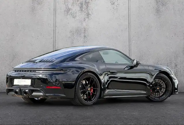 Porsche 911 view 6
