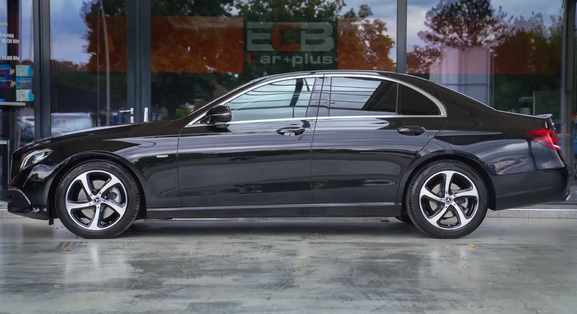 Mercedes-Benz E 300 d Lim. *Temp./SHZ/Schiebedach/Navi* Чорний - 2