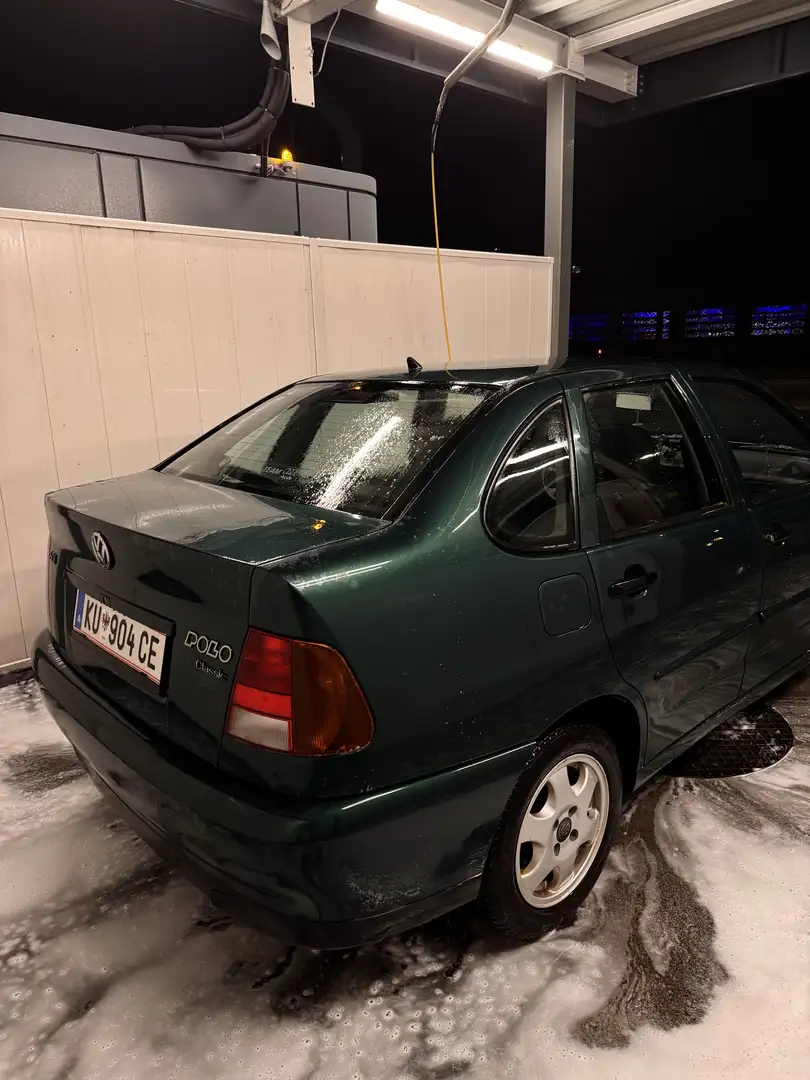 Volkswagen Polo Sedan Grün - 2