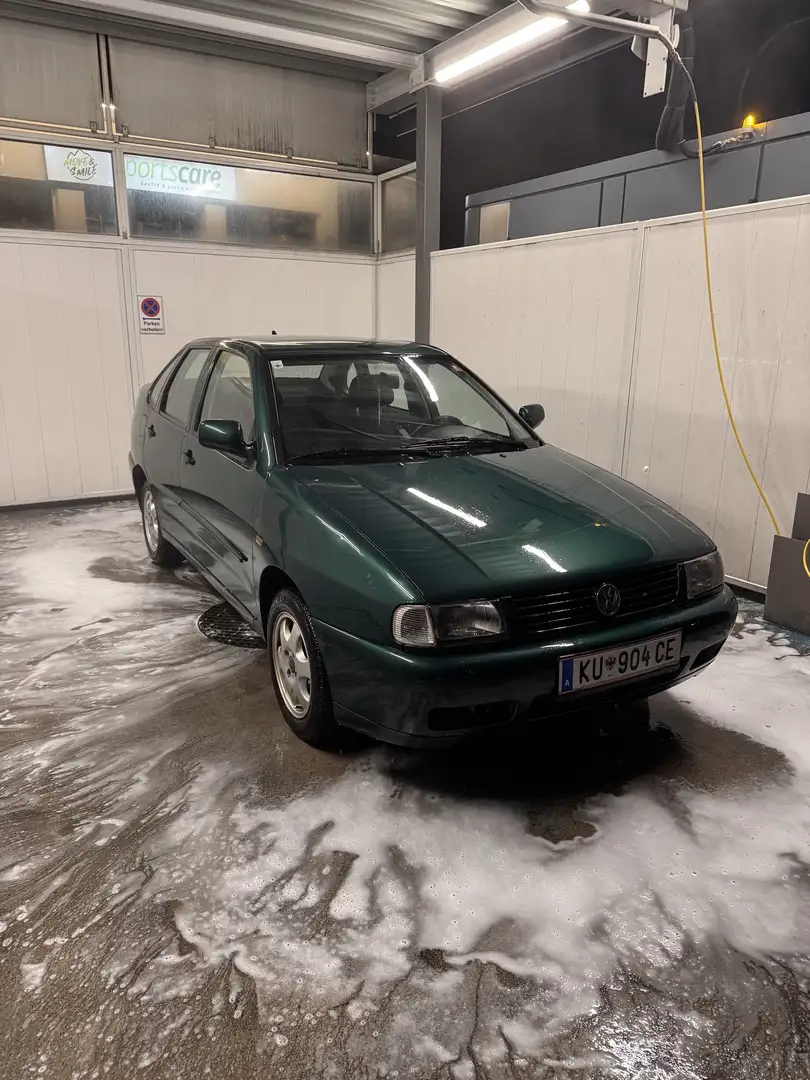 Volkswagen Polo Sedan Grün - 1