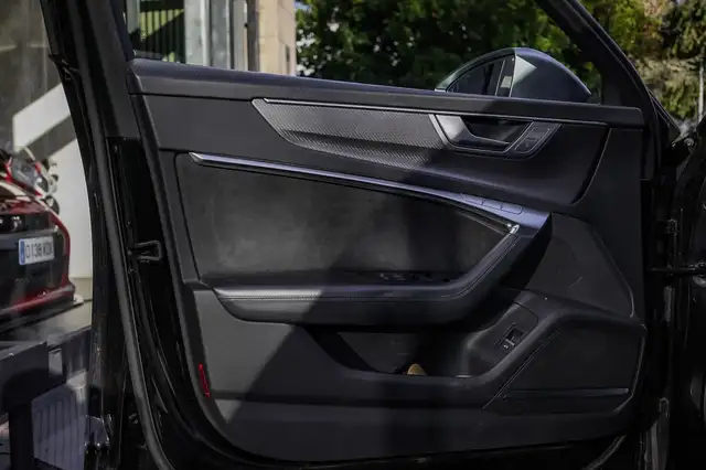 Audi RS6 view 11