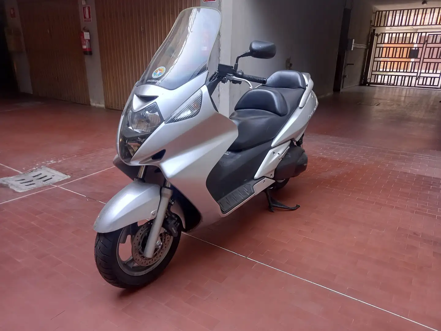 Honda Silver Wing Argintiu - 1