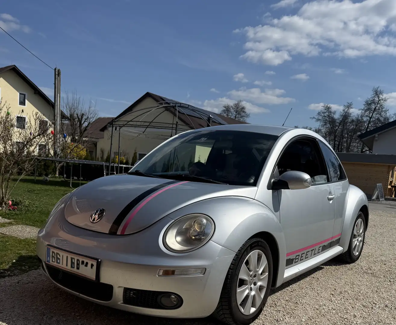 Volkswagen New Beetle - 1