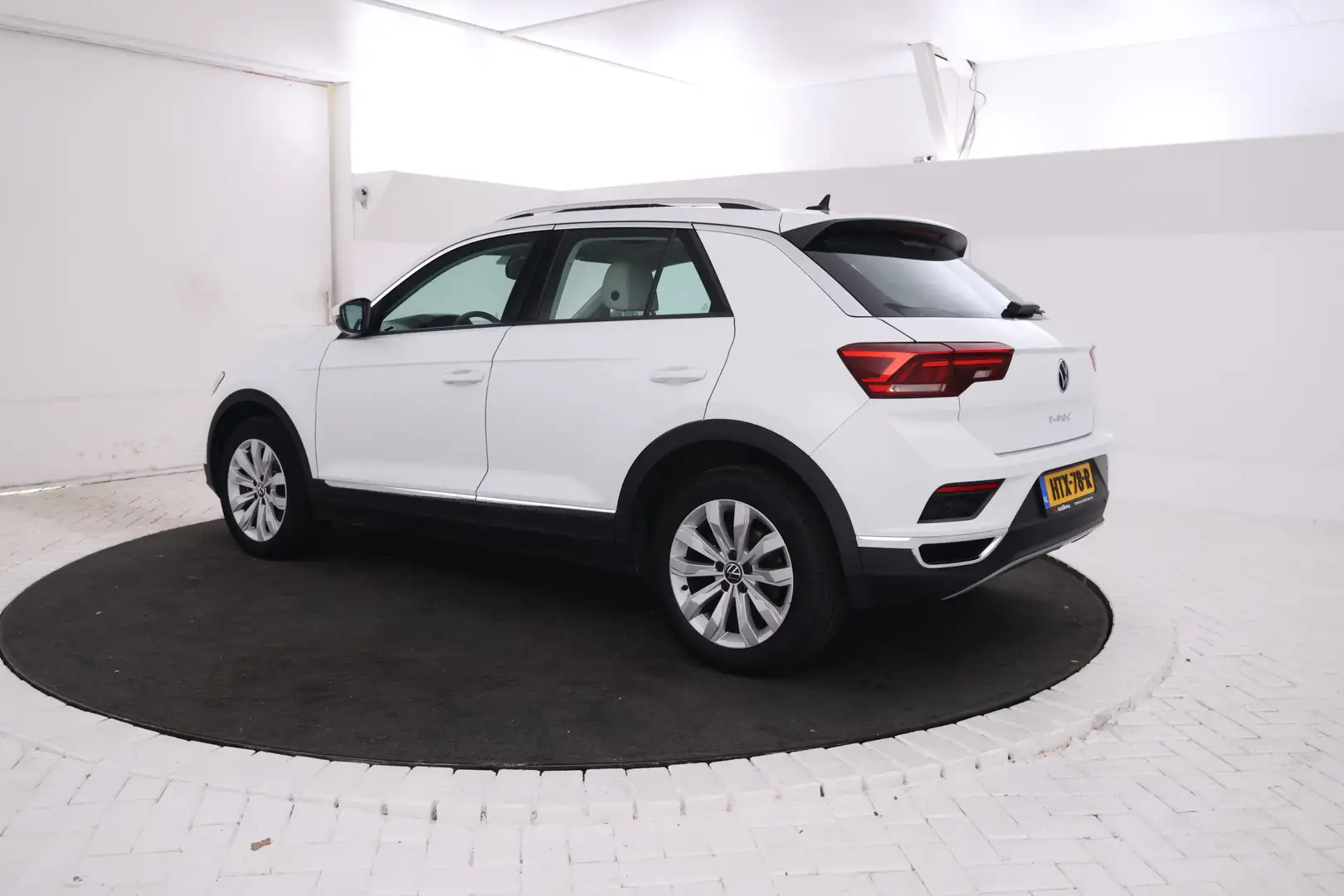 Volkswagen T-Roc 2.0 TDI Sport Automaat, Panorama, Leer, Climate, Wit - 2