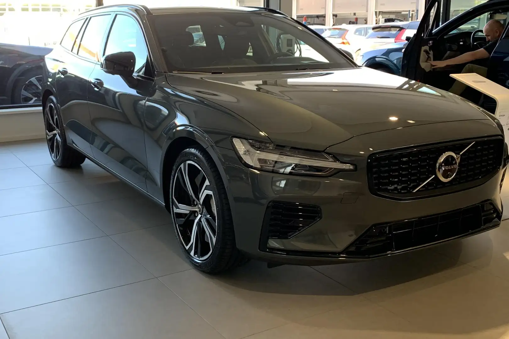 Volvo V60 2.0 T6 Plug-in hybrid AWD Plus Dark | MY26 | Fores Grün - 2