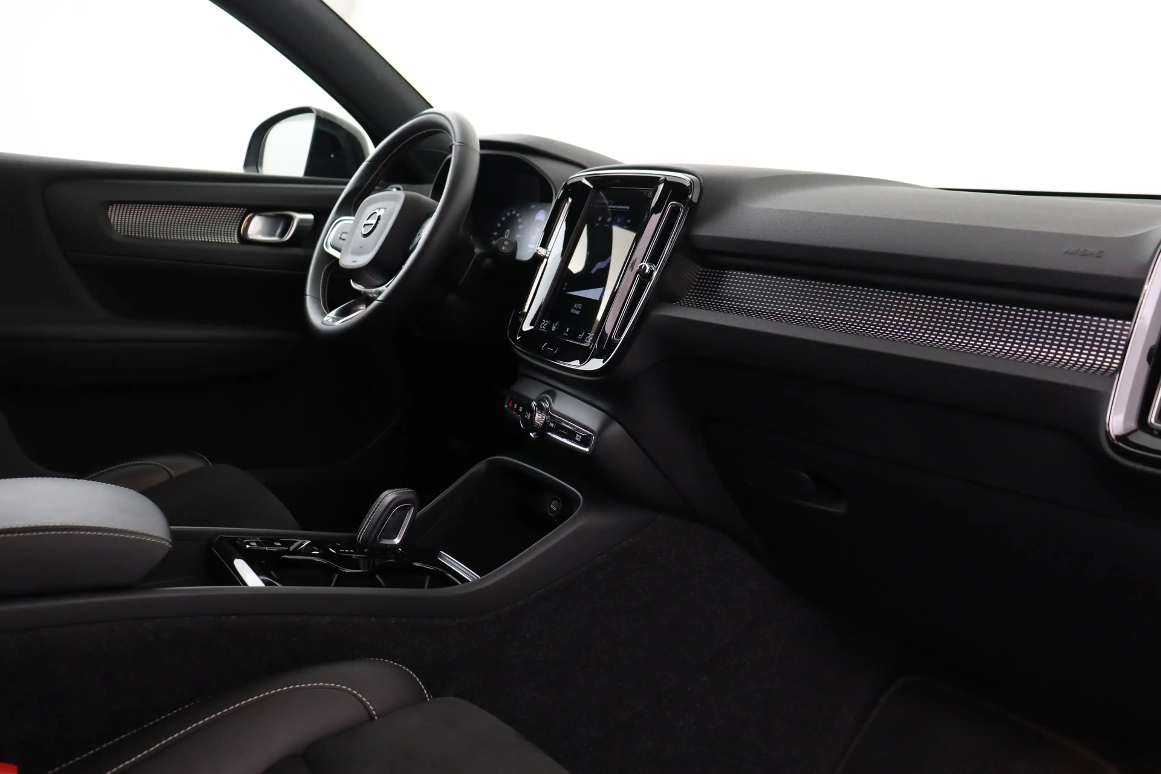 Volvo XC40 1.5 T3 GEARTRONIC PHEV R-DESIGN+ GPS + CAMERA + PD — photo 12