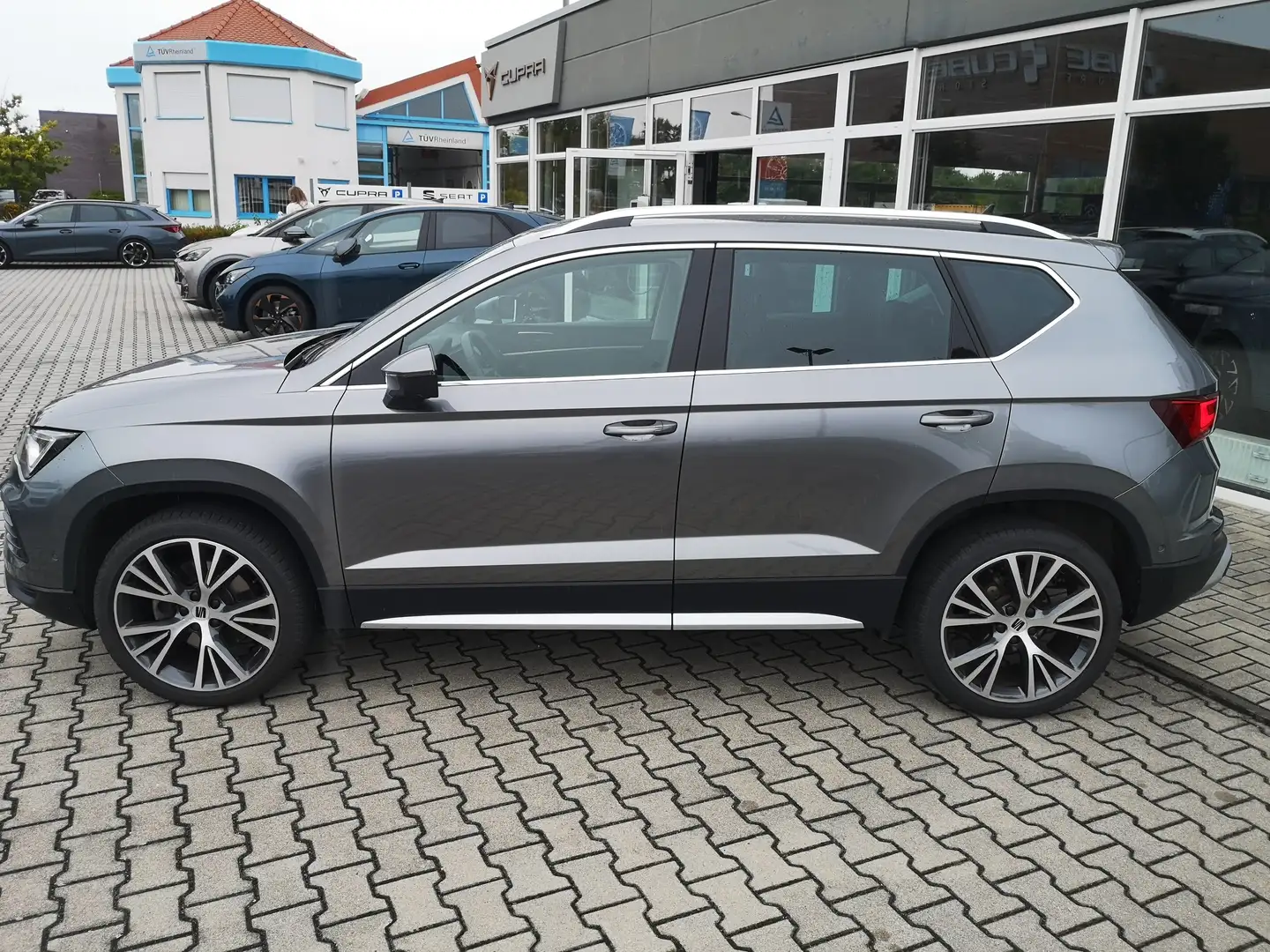 SEAT Ateca Xperience 1.5TSI DSG AHK Navi Parklenk Grau - 2