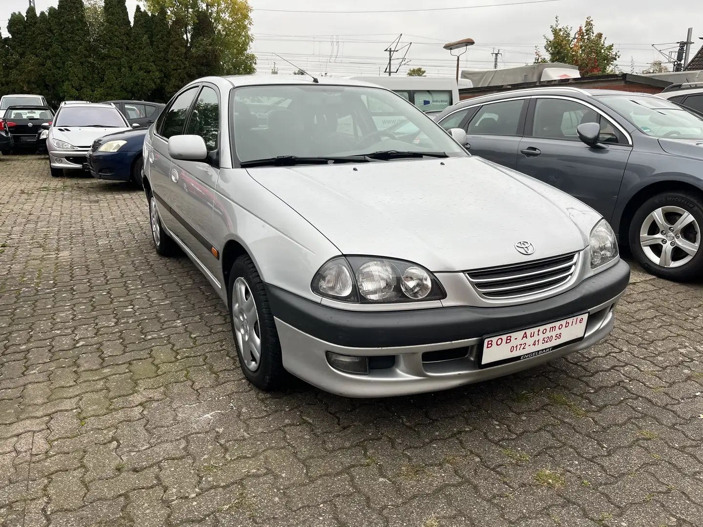 Toyota Avensis Avensis 1.8 linea sol 1-Hand Automatic Klima Grau - 1