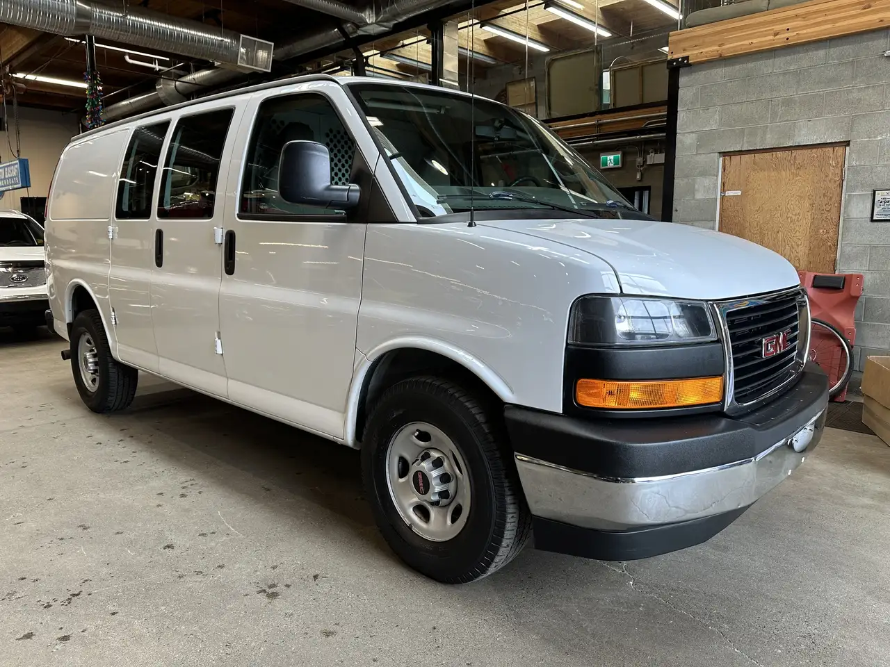 GMC Savana снимка GMC Savana
