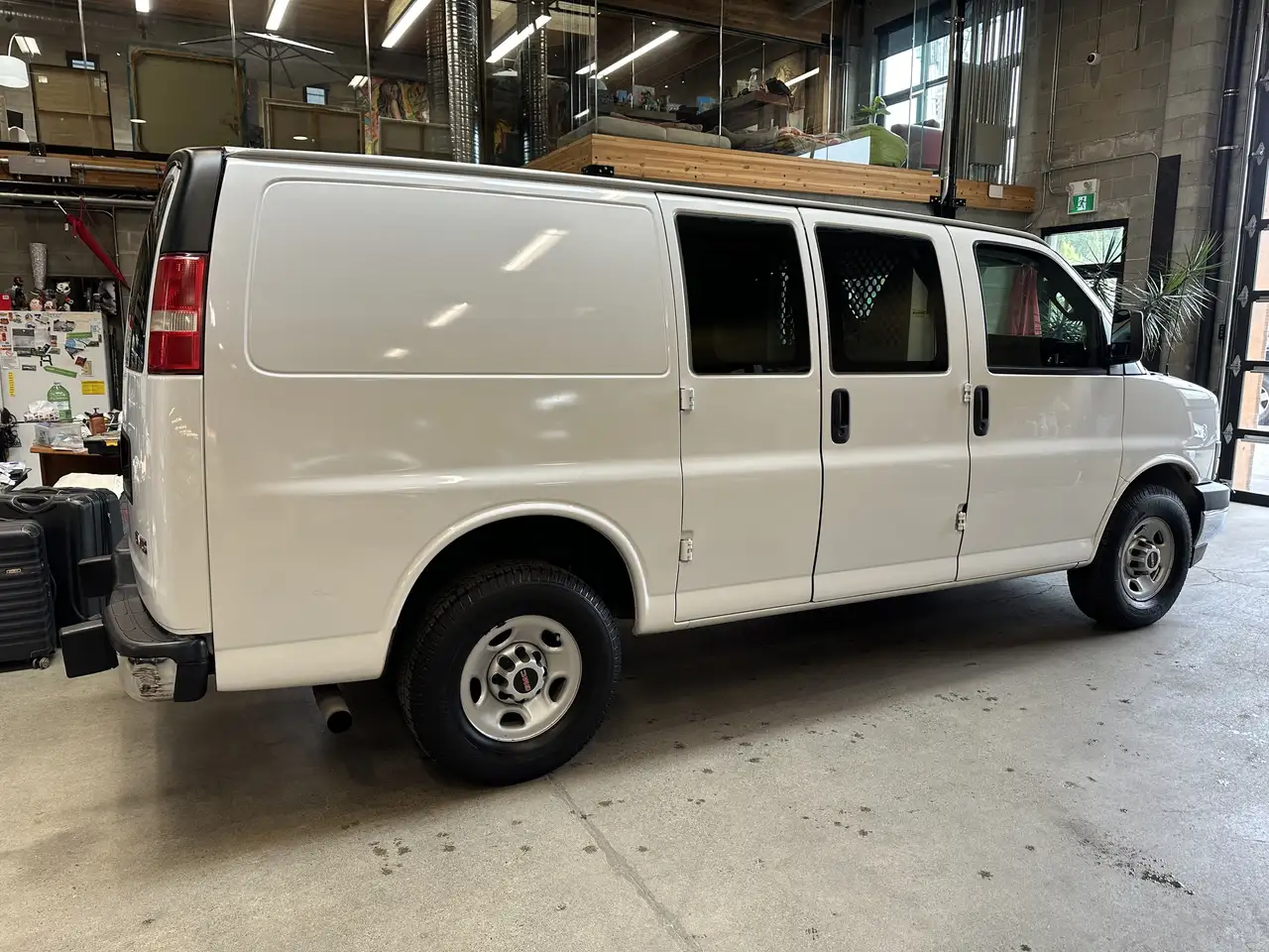 GMC Savana снимка GMC Savana