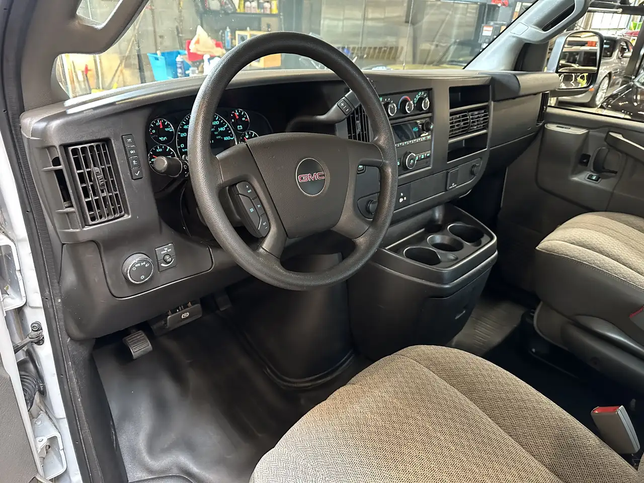 GMC Savana снимка GMC Savana