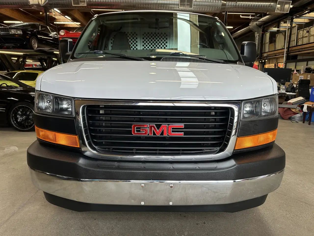 GMC Savana снимка GMC Savana