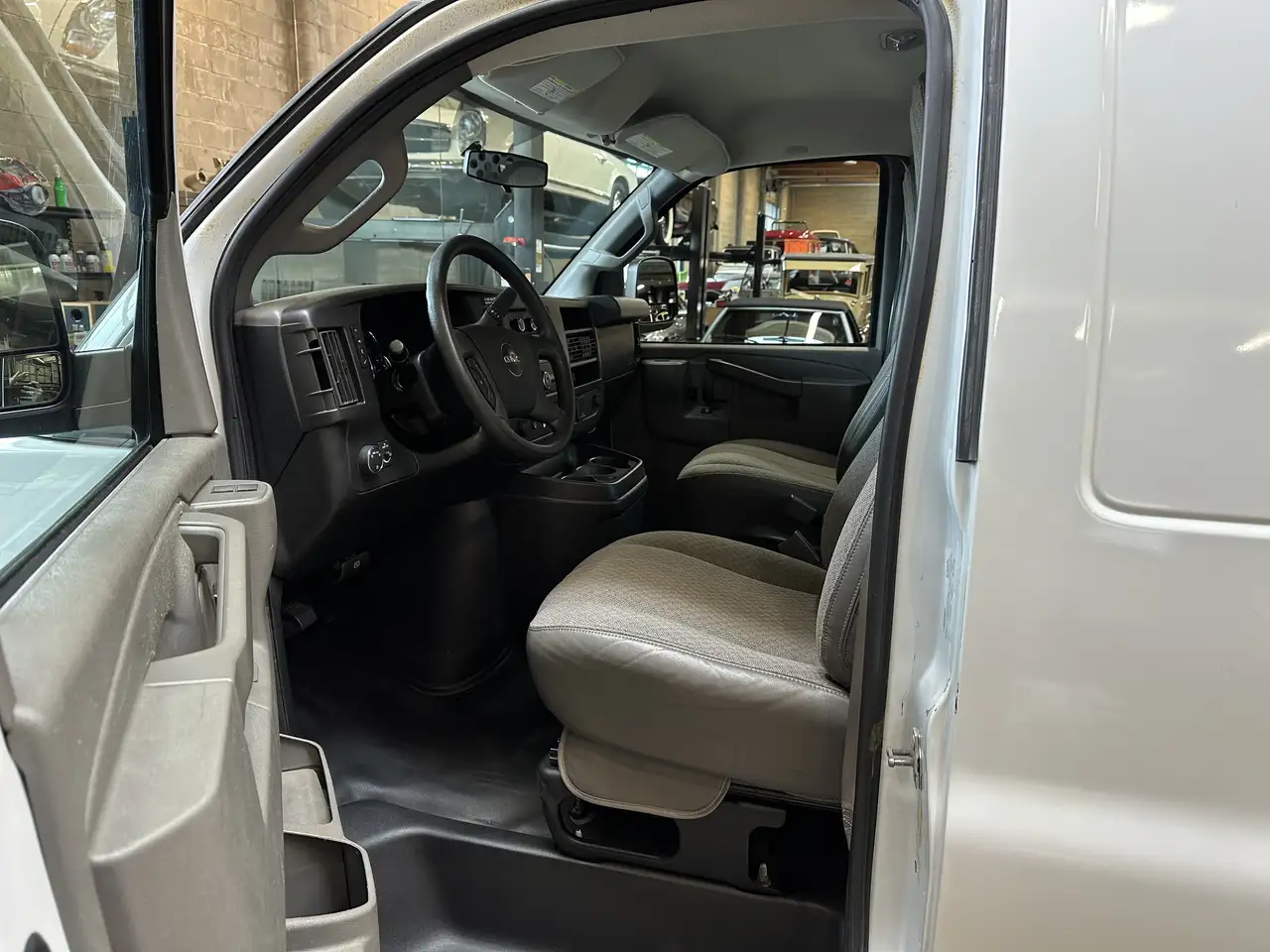 GMC Savana снимка GMC Savana