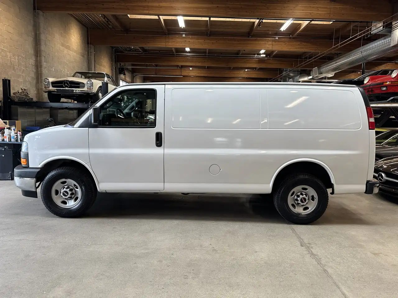 GMC Savana снимка GMC Savana