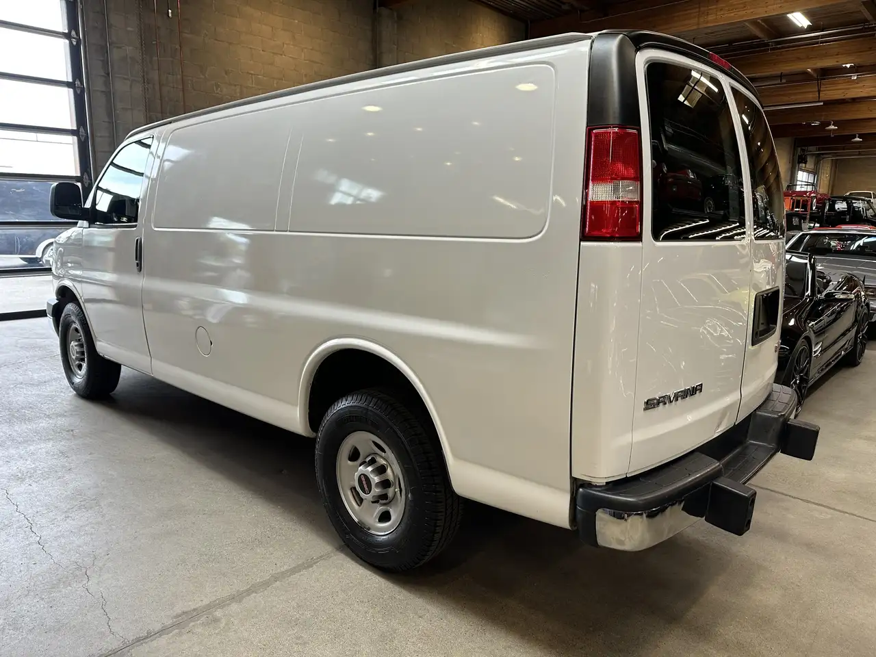 GMC Savana снимка GMC Savana