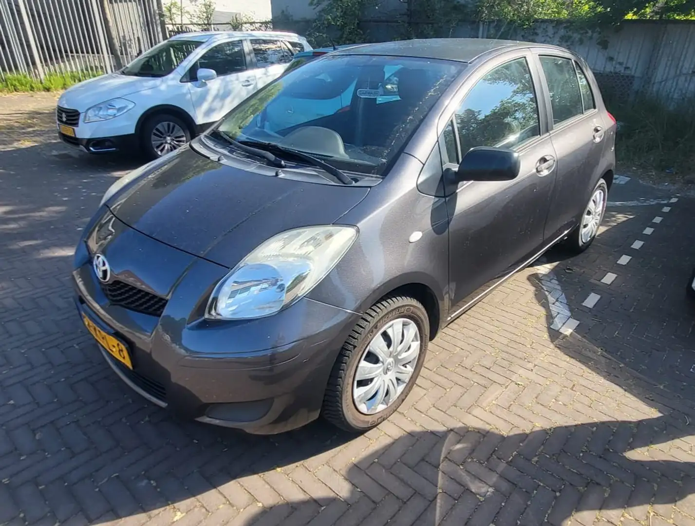 Toyota Yaris Yaris 1.0 VVTi Acces Grijs - 1