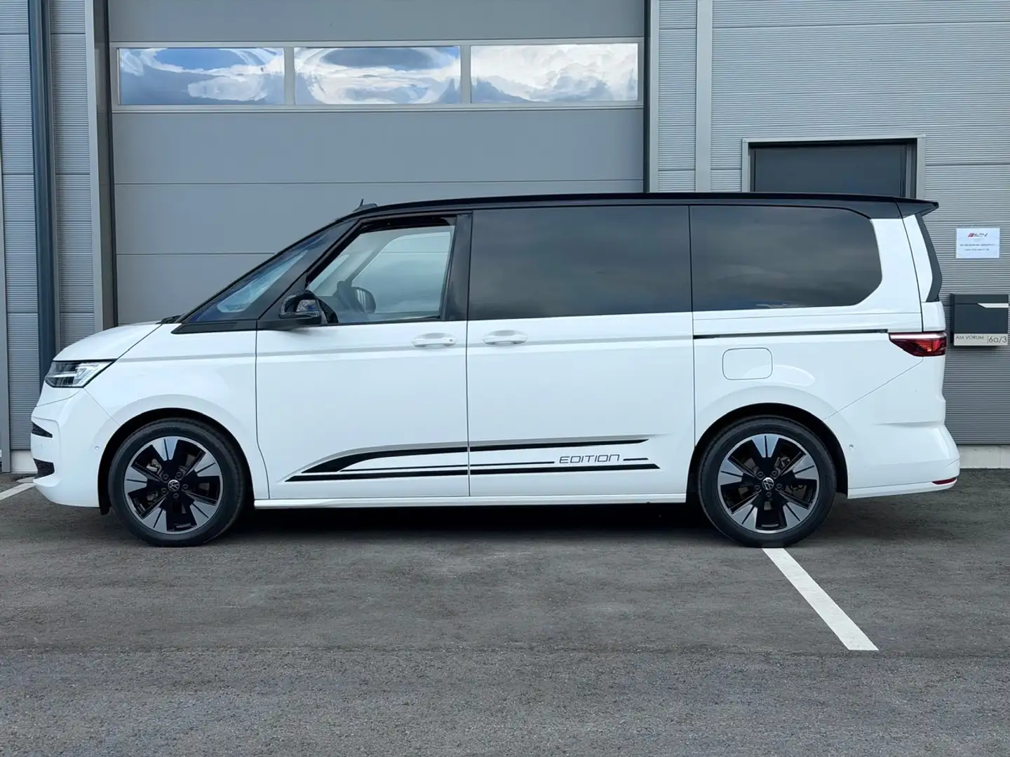 Volkswagen T7 Multivan ÜH EDITION eHyb 4Motion DCC ALCANTARA PANO AHK Weiß - 2