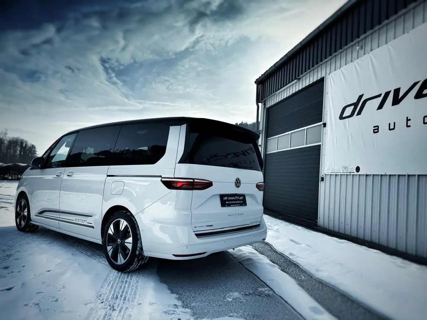 Volkswagen T7 Multivan ÜH EDITION eHyb 4Motion DCC ALCANTARA PANO AHK Weiß - 2