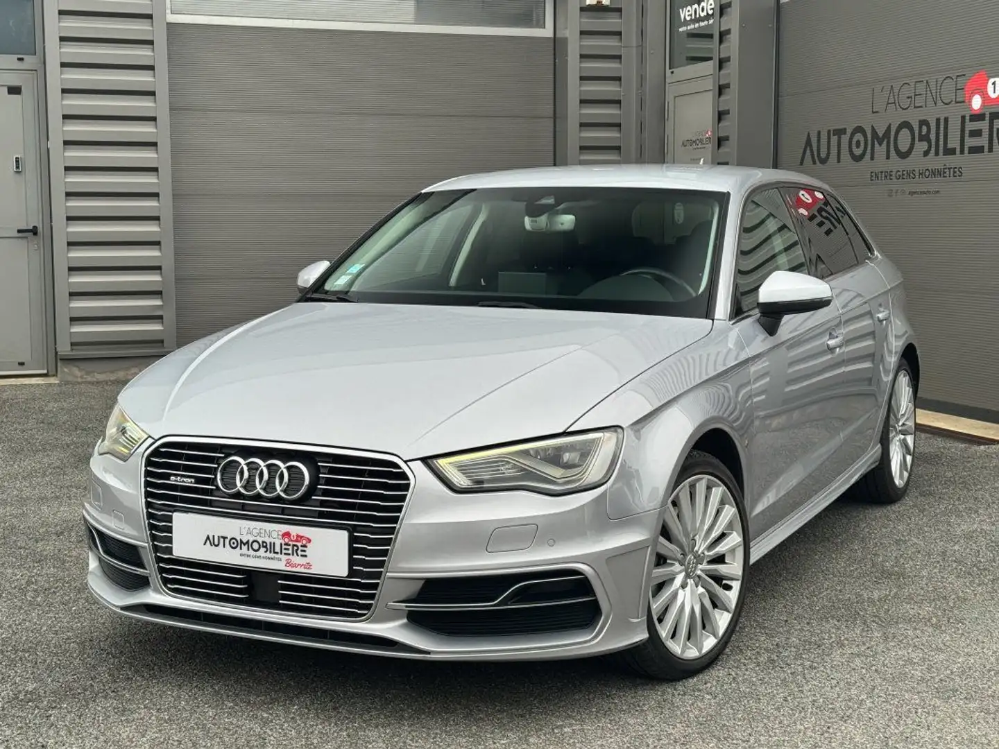 Audi A3 1.4 TFSI E-TRON 204 AMBITION LUXE S TRONIC Gris - 1