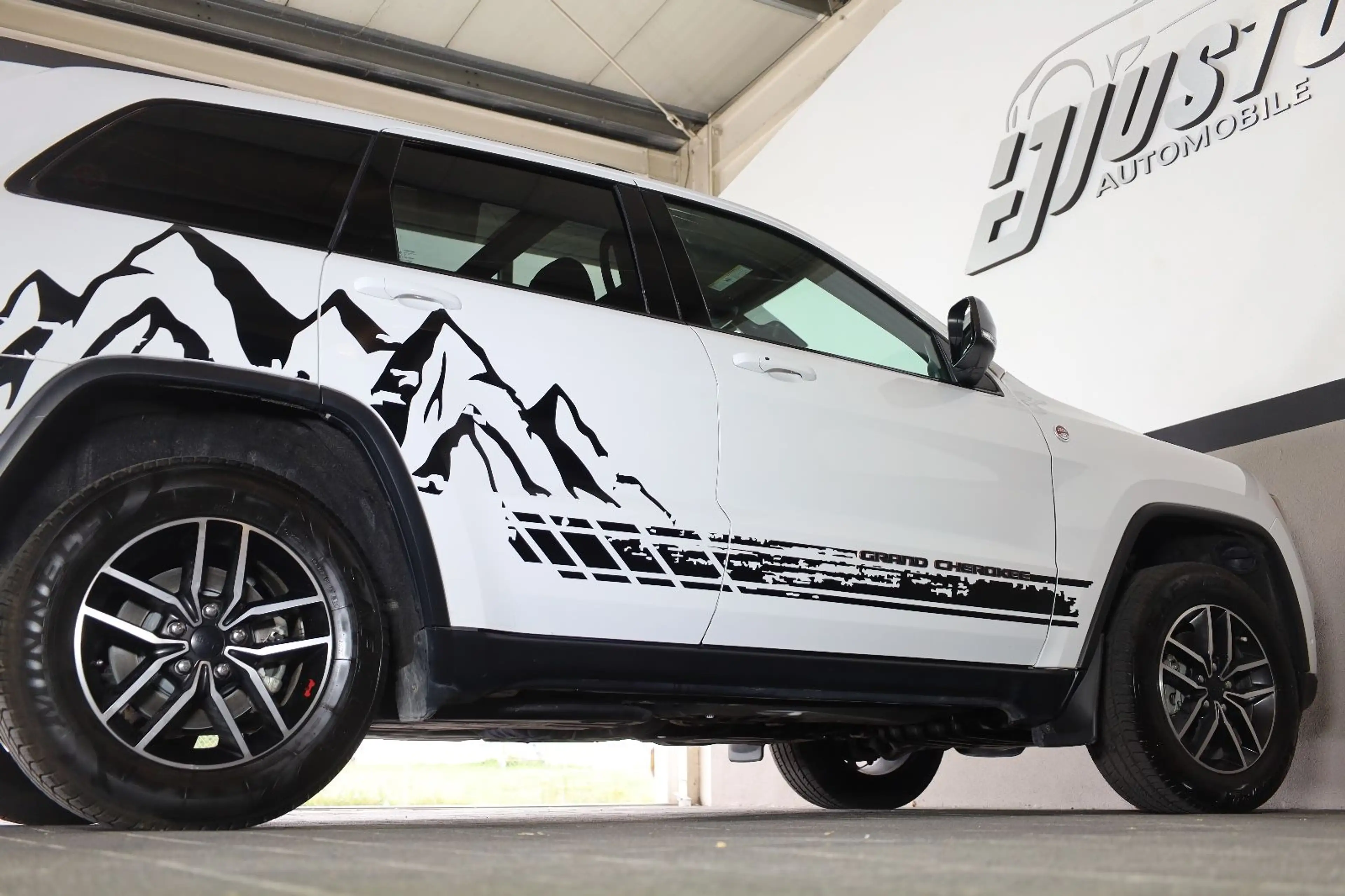 Jeep Grand Cherokee 5.7LV8 Trailhawk/BRC/ACC/PANO/R18 — photo 7