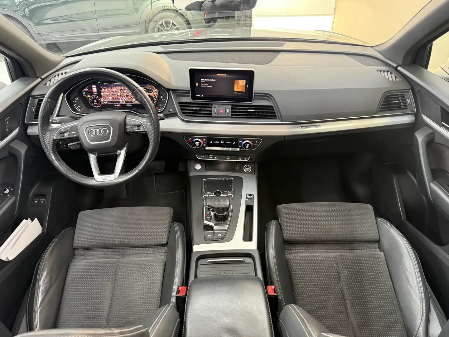 Audi Q5 55 TFSI e quattro Competition, 300Pk, 2019, Dealer Grijs - 2