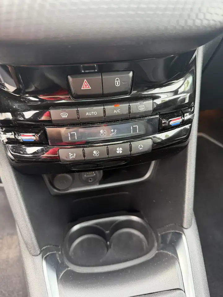Peugeot 208 208 — photo 9