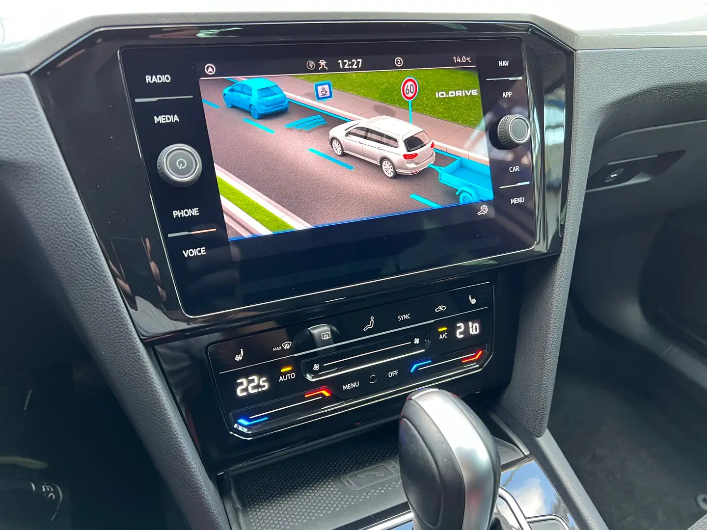 Volkswagen Passat 20TDI 150PS DSG Business LED Navi ACC AHK Silber - 1