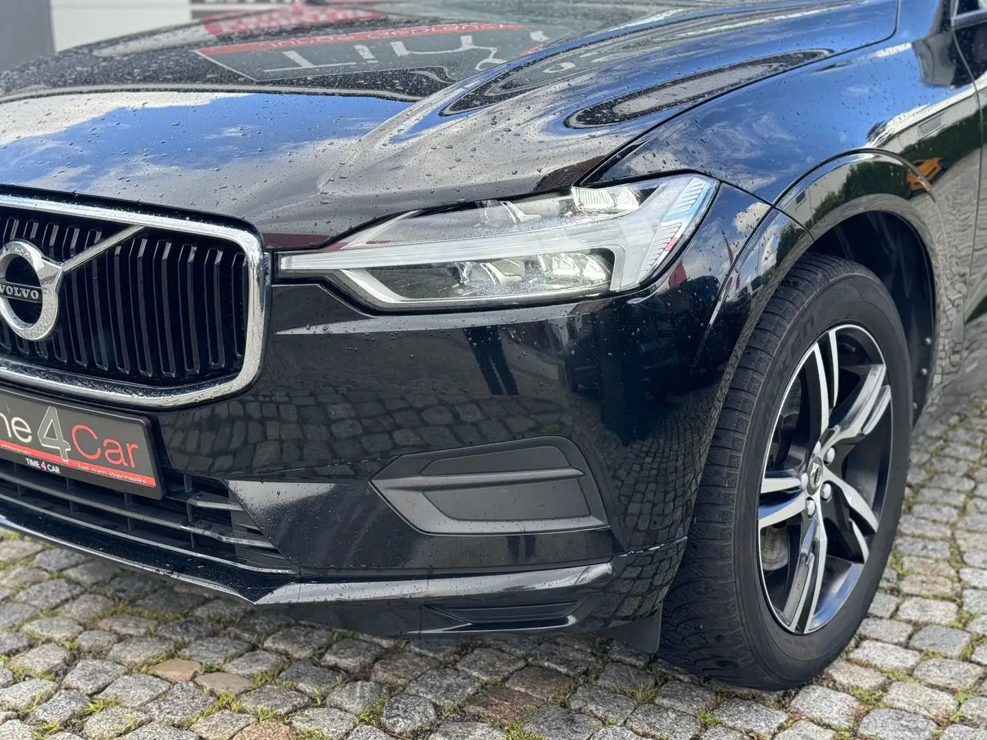 Volvo XC60 Momentum AWD Leder LED PDC Navi SHZ Schwarz - 2