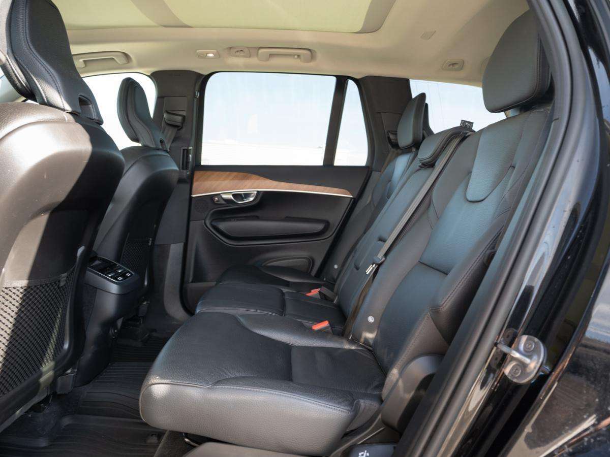 2023 Volvo XC90 B6 AWD PLUS DARK THEME alt 5