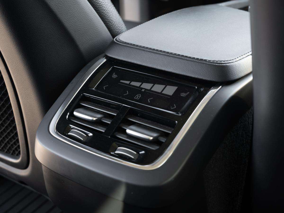 2023 Volvo XC90 B6 AWD PLUS DARK THEME thumb 18