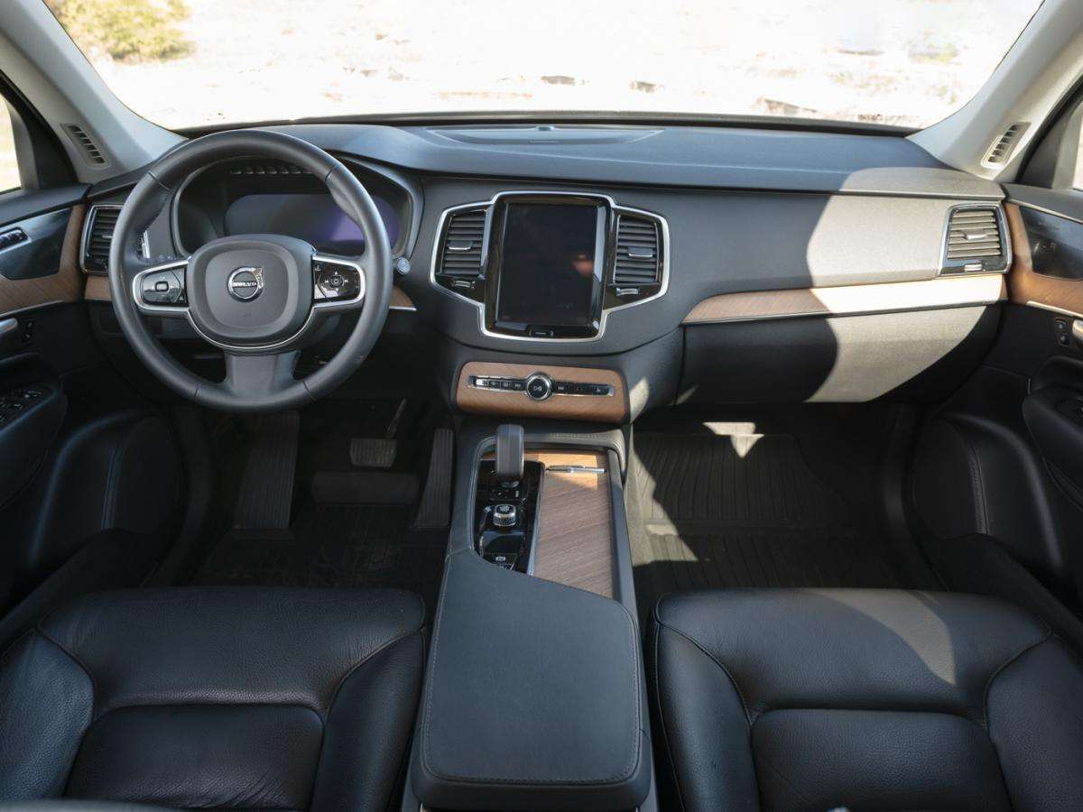 2023 Volvo XC90 B6 AWD PLUS DARK THEME alt 4