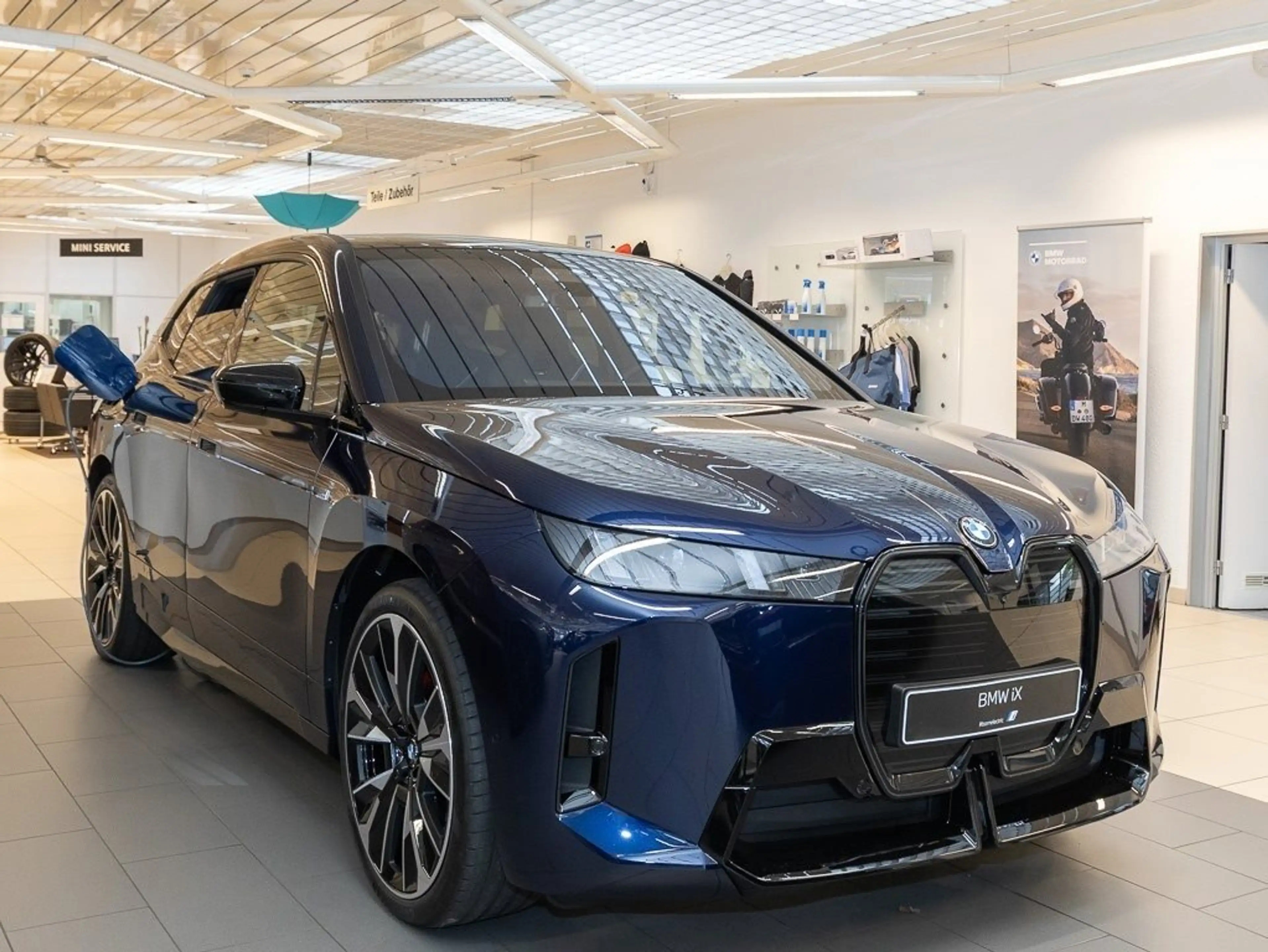BMW iX M70 xDrive M Sport HUD PANO ACC AHK RFK NAVI — photo 3