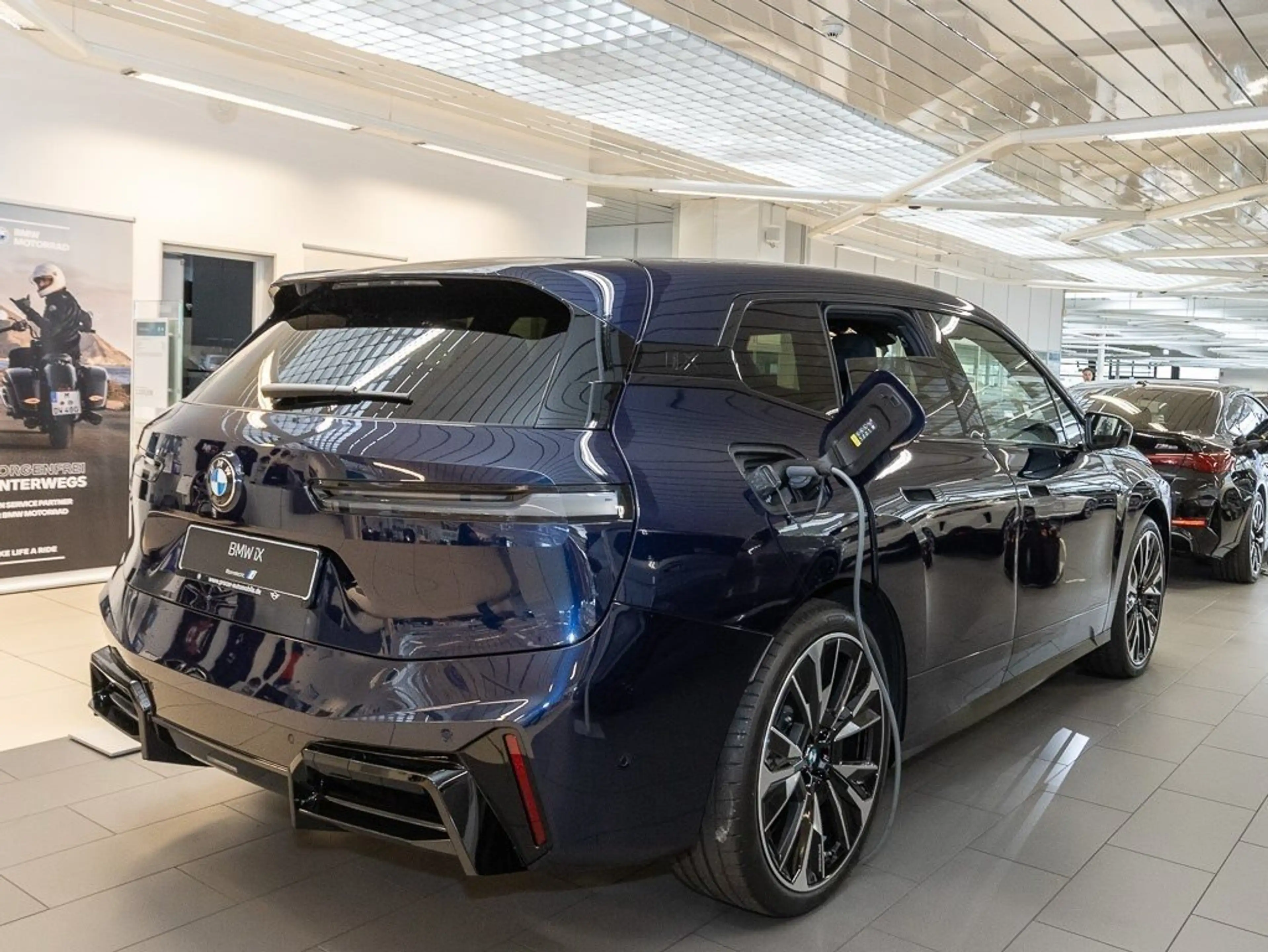 BMW iX M70 xDrive M Sport HUD PANO ACC AHK RFK NAVI — photo 2