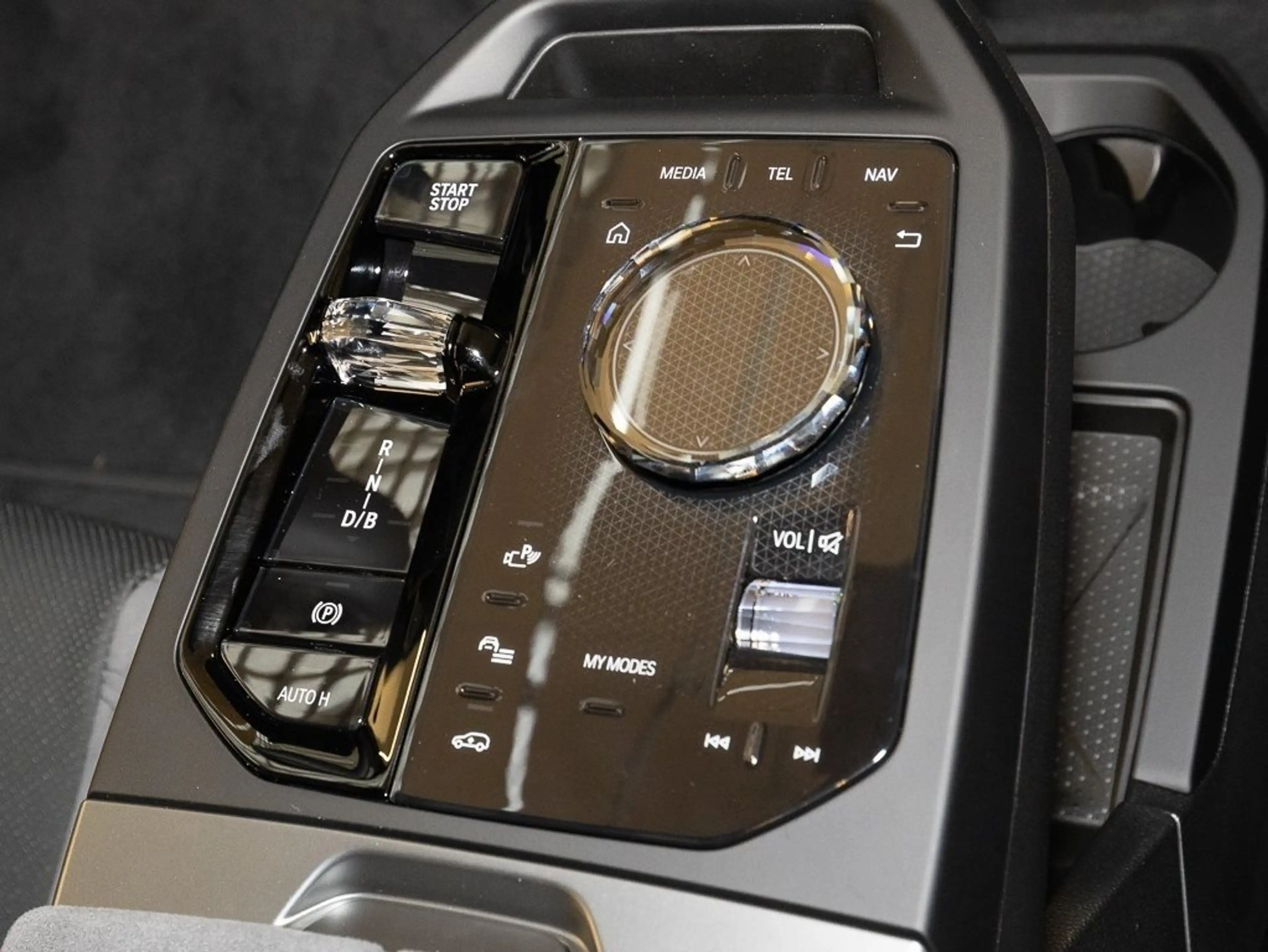 BMW iX M70 xDrive M Sport HUD PANO ACC AHK RFK NAVI — photo 9
