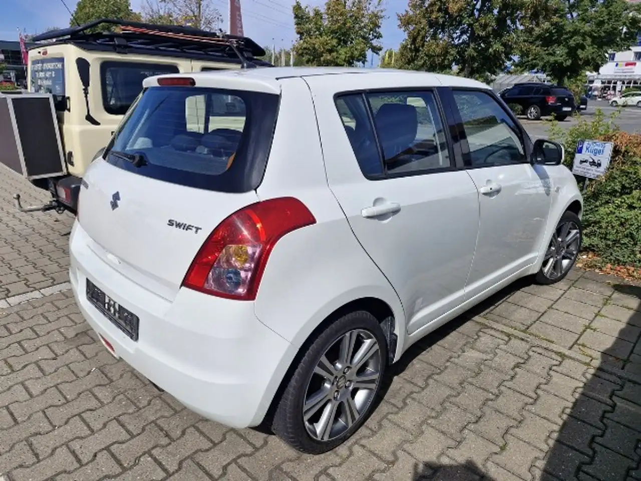 Suzuki Swift 1,3 Black and white — photo 3