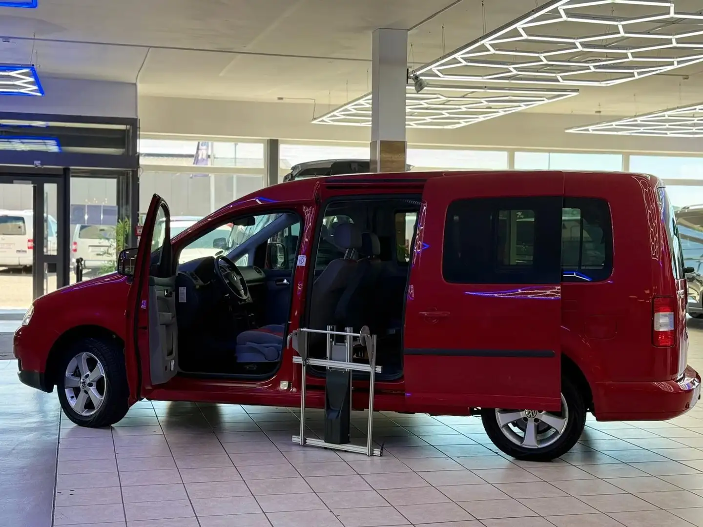 Volkswagen Caddy Maxi-DSG-Behindertengerecht-Lift-Ladeboy Rojo - 1