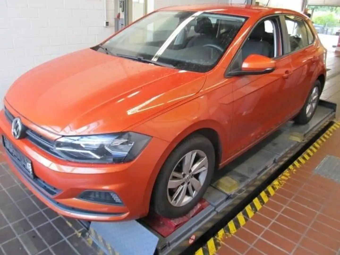 Volkswagen Polo VI Trendline Alu PDC 1. Hand Orange - 1