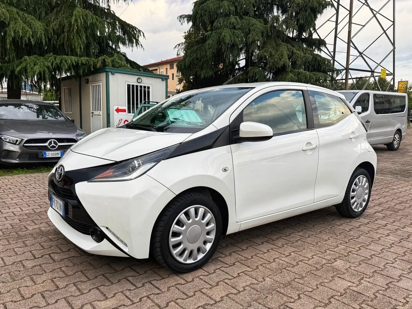 Toyota Aygo 1.0 VVT-i 69 CV 5 porte OK NEOPATENTATI Bianco - 1