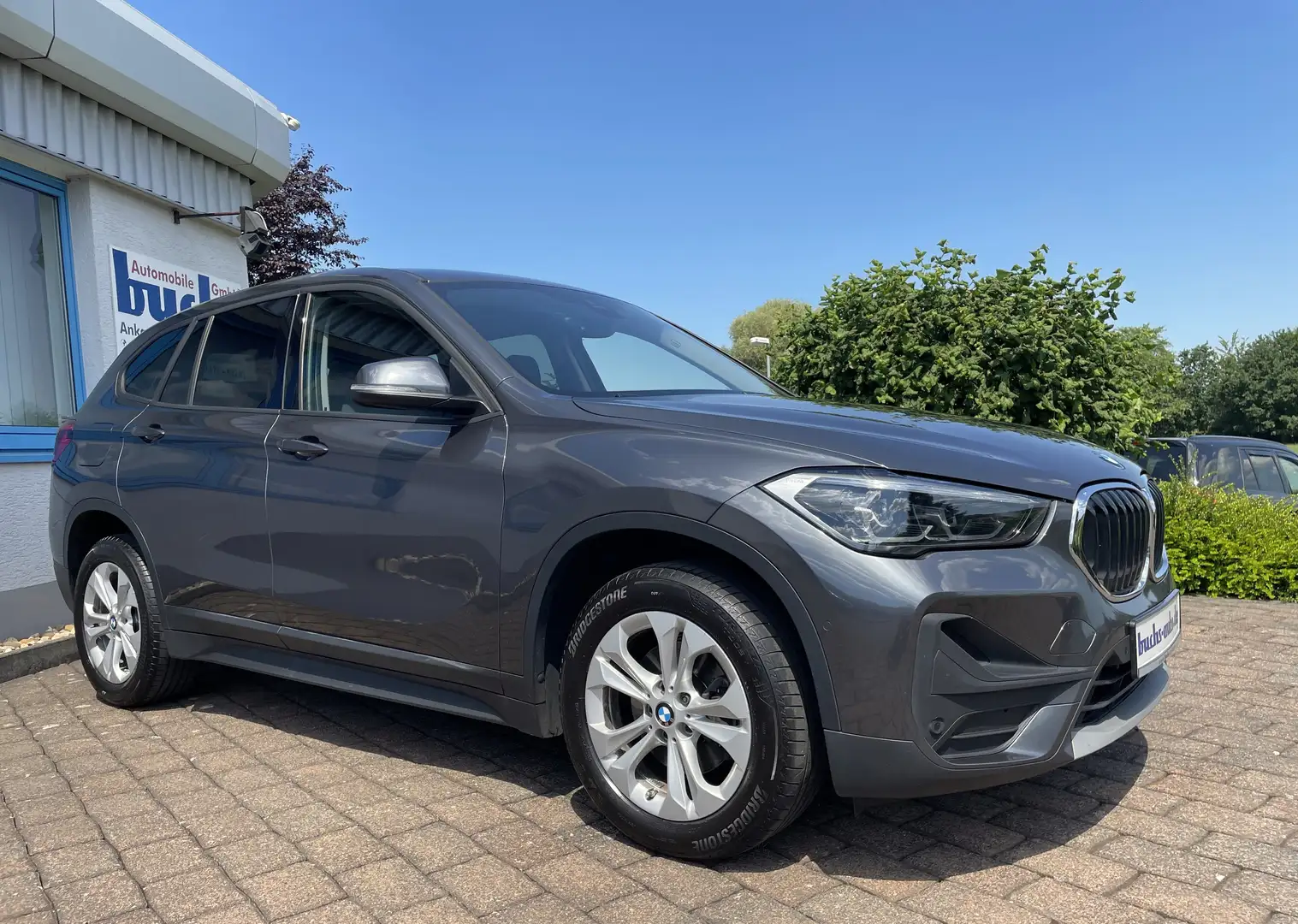 BMW X1 sDrive 18d Advantage LED DAB Navi Grau - 1