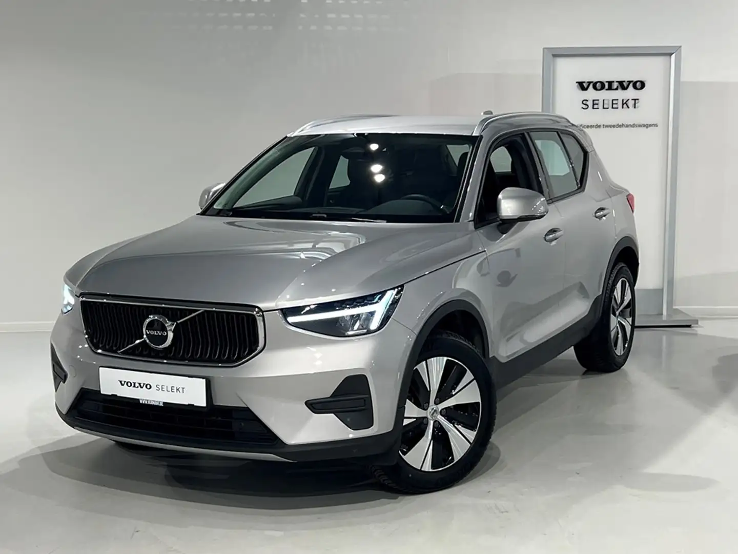 Volvo XC40 B3 Mild Hybride Gris - 1