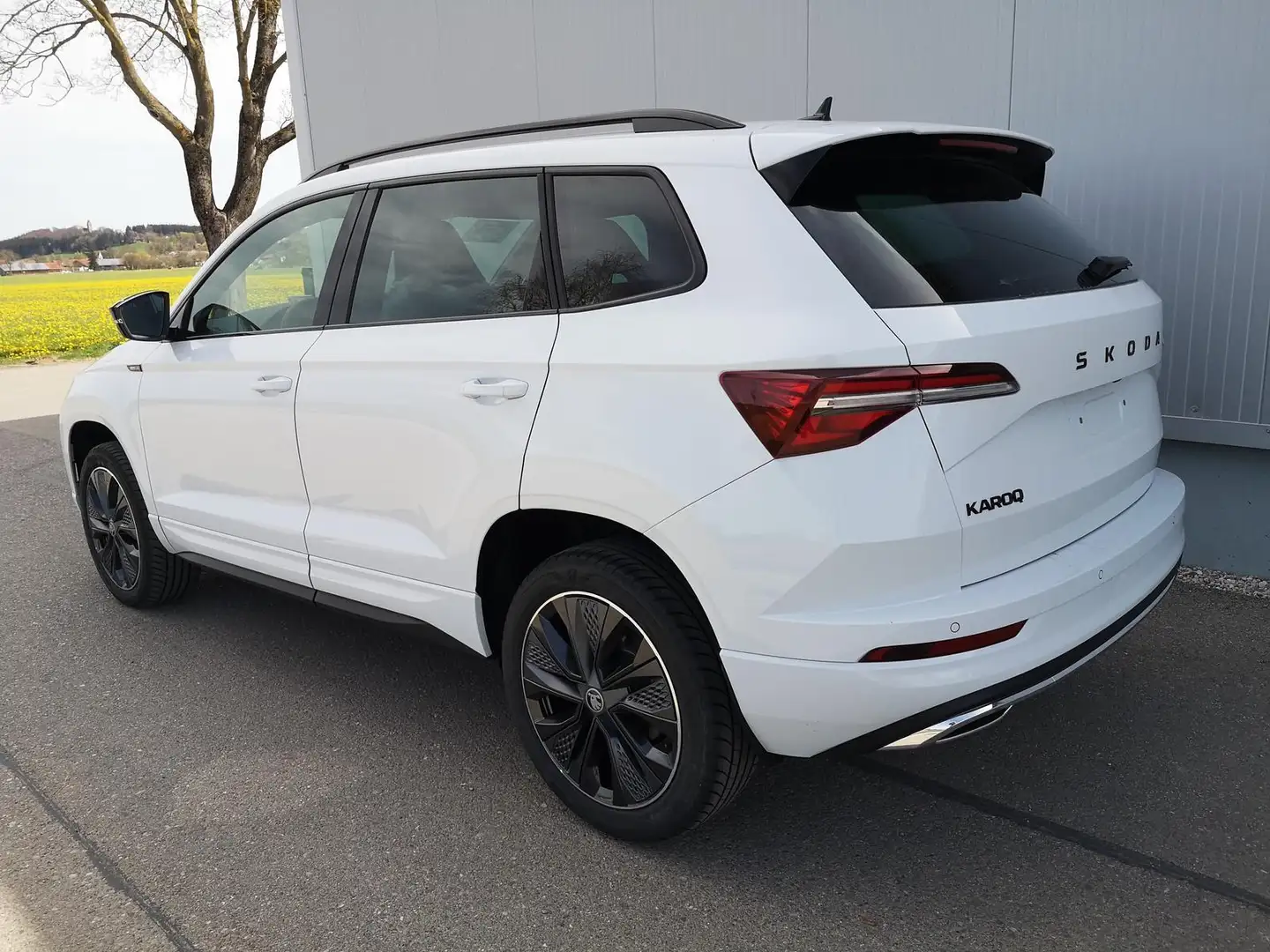 Skoda Karoq Sportline 2.0TDI DSG 4x4 AHK Matrix Navi ACC 11... Weiß - 2